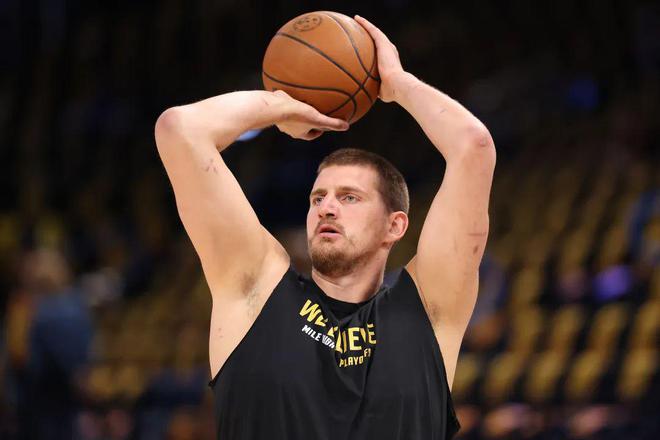 NBA 季后赛东西部半决赛激战正酣，掘金绝杀引关注，系列赛形势受热议