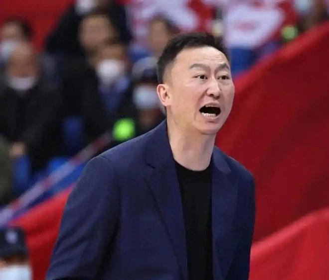 CBA青岛男篮与刘维伟续约，争议少帅凭实力留任