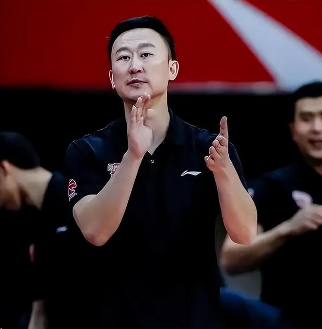 CBA青岛男篮与刘维伟续约，争议少帅凭实力留任