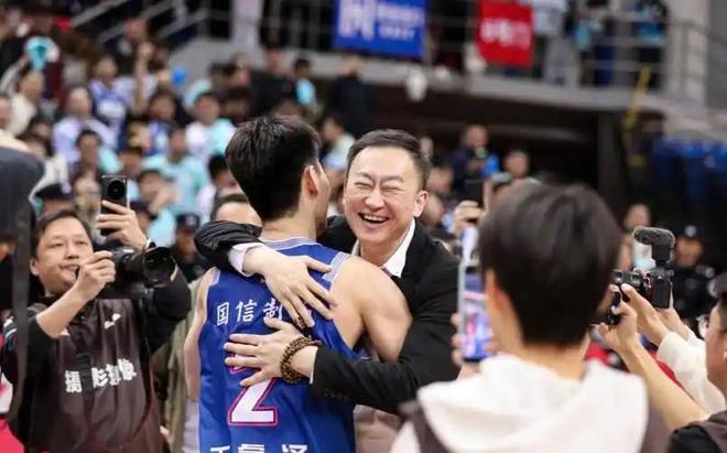 CBA青岛男篮与刘维伟续约，争议少帅凭实力留任