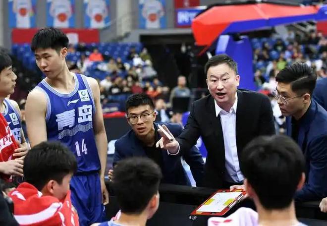 CBA青岛男篮与刘维伟续约，争议少帅凭实力留任