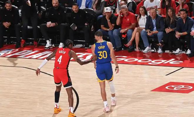 NBA 季后赛首轮落幕，库里高票领先成最佳球员热门人选