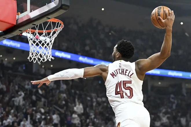 NBA 季后赛首轮落幕，库里高票领先成最佳球员热门人选