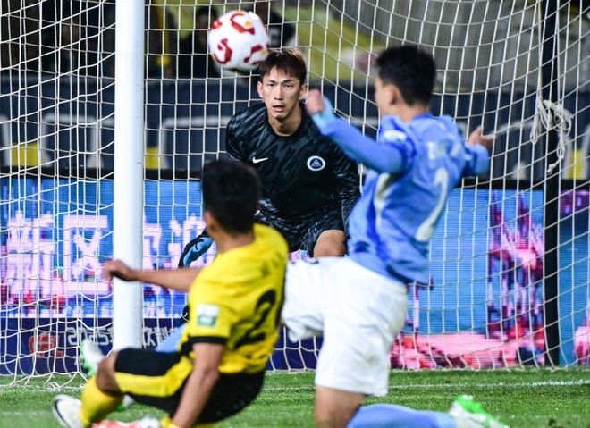 中超第11轮上海申花客战梅州客家，年轻小将闪耀助力登顶