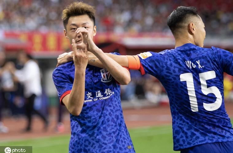 中超第11轮上海申花客战梅州客家，年轻小将闪耀助力登顶