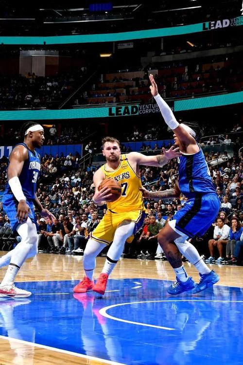 NBA 季后赛首轮东西部格局迥异，西部半决赛首战森林狼主场落败