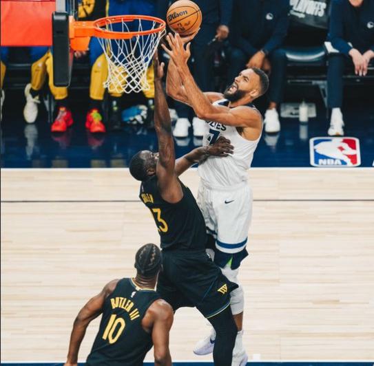 NBA季后赛：森林狼先惊艳后折戟，西部半决赛首战主场落败