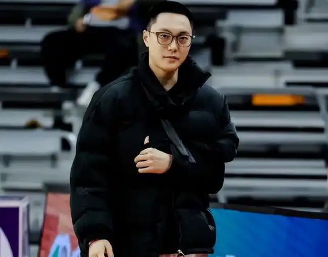 广东男篮赛季出局引震动，胡明轩遭质疑或面临离队交易传闻