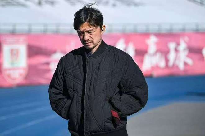 中超第11轮长春亚泰0比3惨败青岛海牛，谢晖下课成足坛震动焦点