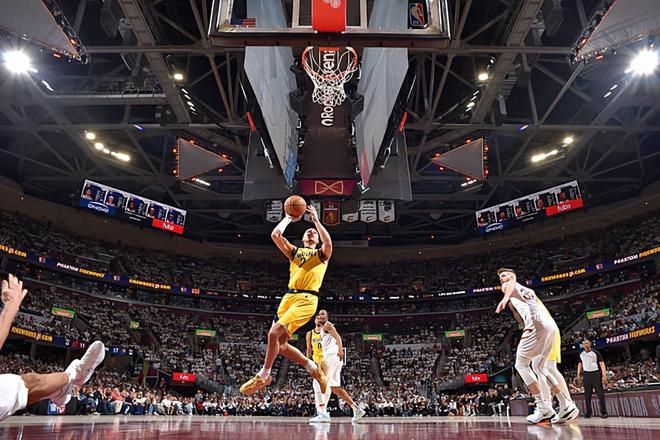 NBA 季后赛步行者 2 比 0 领先骑士，安德鲁 - 内姆哈德表现引关注