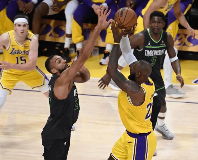 NBA 季后赛次轮形势爆冷，森林狼与勇士对决出人意料