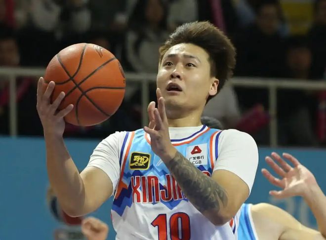 CBA总决赛G1打响，新疆男篮赵睿何去何从引关注，下家有3个