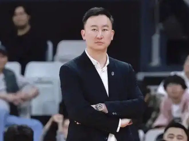 CBA总决赛G1打响，新疆男篮赵睿何去何从引关注，下家有3个