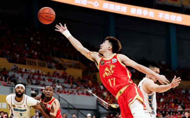 CBA 孙铭徽国际赛场现原形，总决赛 G1 成广厦输球罪人