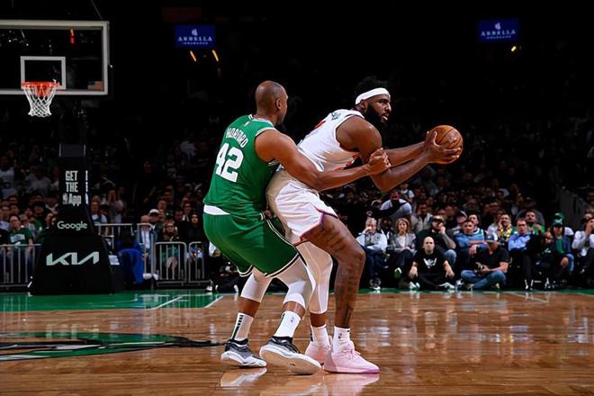 NBA东部半决赛G2：纽约尼克斯惊天逆转，米切尔-罗宾逊表现亮眼