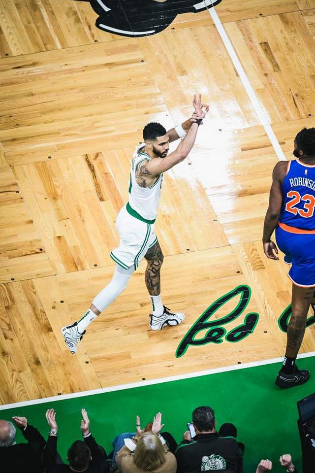 NBA 季后赛尼克斯客场 20 分大逆转，两场比赛惊人相似