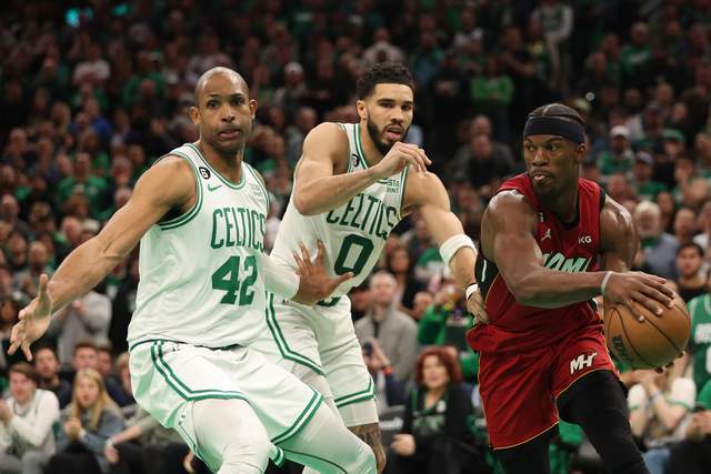 NBA 季后赛尼克斯客场 20 分大逆转，两场比赛惊人相似