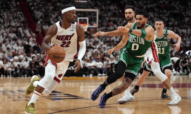 NBA 季后赛尼克斯客场 20 分大逆转，两场比赛惊人相似