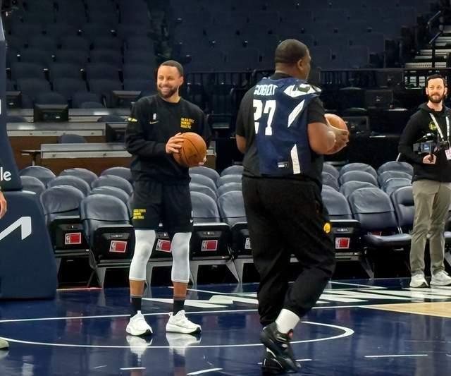 5月9日NBA季后赛场外3消息：詹姆斯伤情、库里发声及快船引援目标