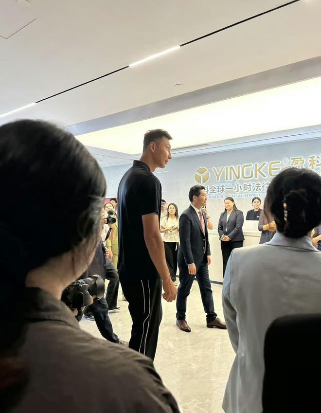 2025年5月8日易建联与王仕鹏再合作签协议，体育圈危机公关引关注