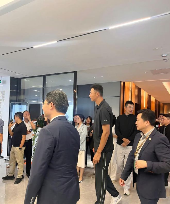 2025年5月8日易建联与王仕鹏再合作签协议，体育圈危机公关引关注