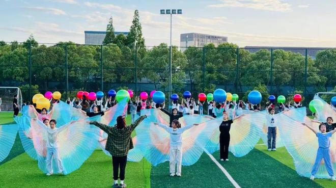 五月慈溪体育中心：香港明星足球队40载足球音乐嘉年华启幕