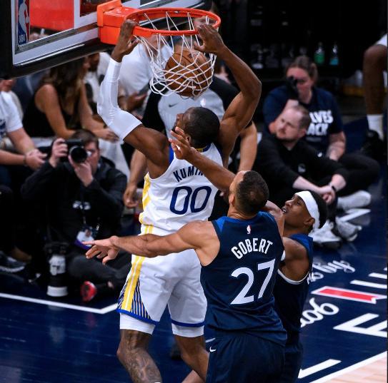 NBA 西部季后赛：森林狼与勇士激战，库里伤退局势胶着