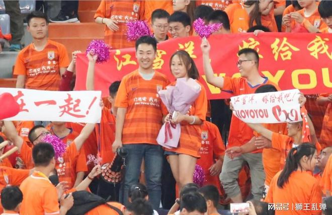 中超山东泰山队成绩不佳致球迷热情受挫，崔康熙下课无果引球迷抵制