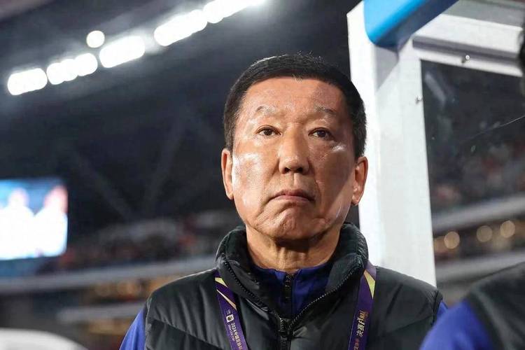 中超山东泰山队成绩不佳致球迷热情受挫，崔康熙下课无果引球迷抵制