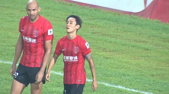 中超争冠争议：成都蓉城外援费利佩骑人动作引热议及后续