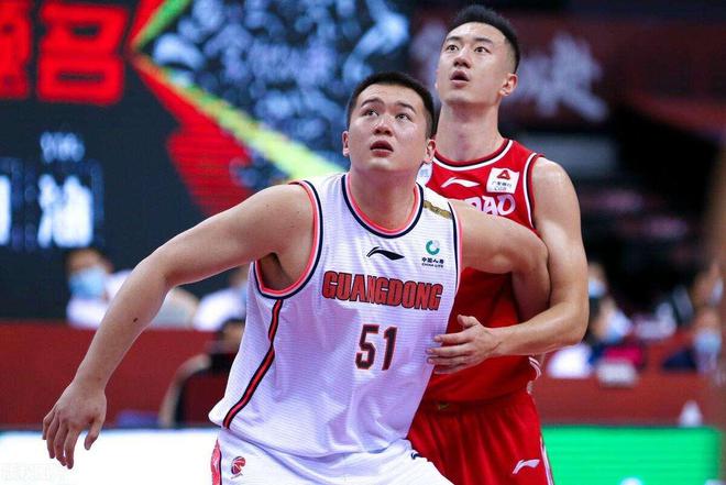 5月CBA冠军热门聚焦北京与广厦，广东男篮现状及人员调整解析
