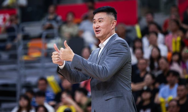 广东宏远季后赛被横扫后内忧外患，休赛期多名球员合同到期待调整