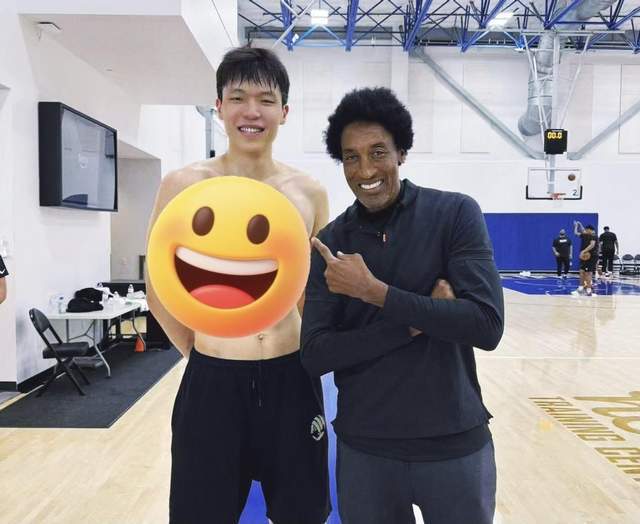 19岁青岛中锋杨瀚森备战NBA选秀，周琦给其重要建议