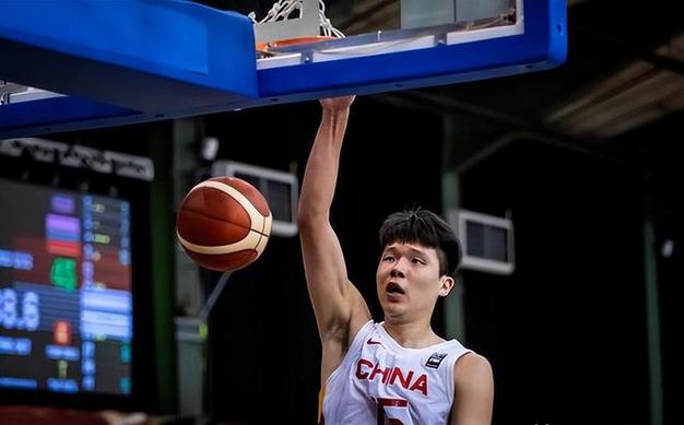 19岁青岛中锋杨瀚森备战NBA选秀，周琦给其重要建议