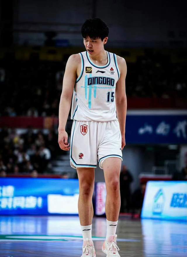 19岁青岛中锋杨瀚森备战NBA选秀，周琦给其重要建议