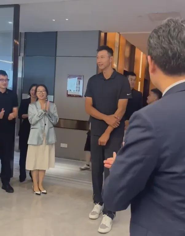 好久不见易建联慢慢复出，自丑闻后首次公开露面引关注