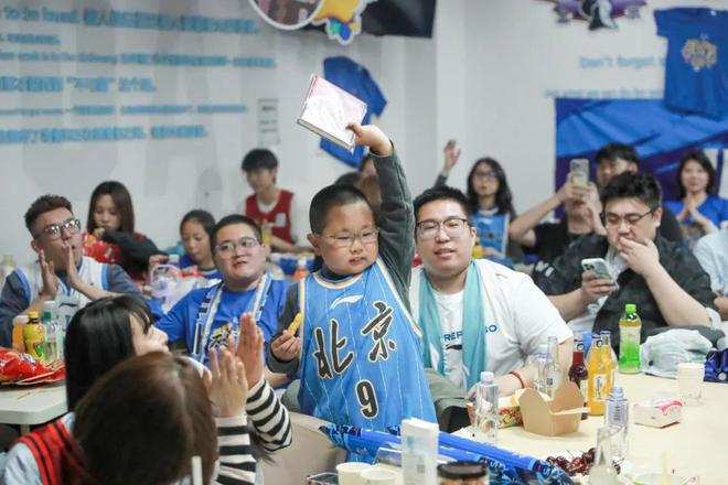 杭州与北京虽远，但挡不住球迷热情！首钢篮球俱乐部组织观赛活动