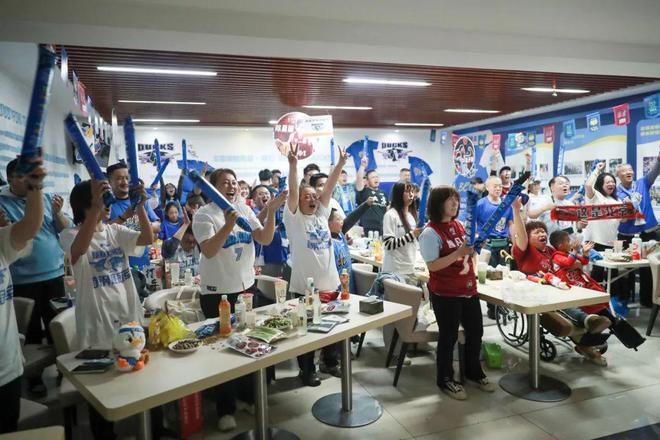 杭州与北京虽远，但挡不住球迷热情！首钢篮球俱乐部组织观赛活动