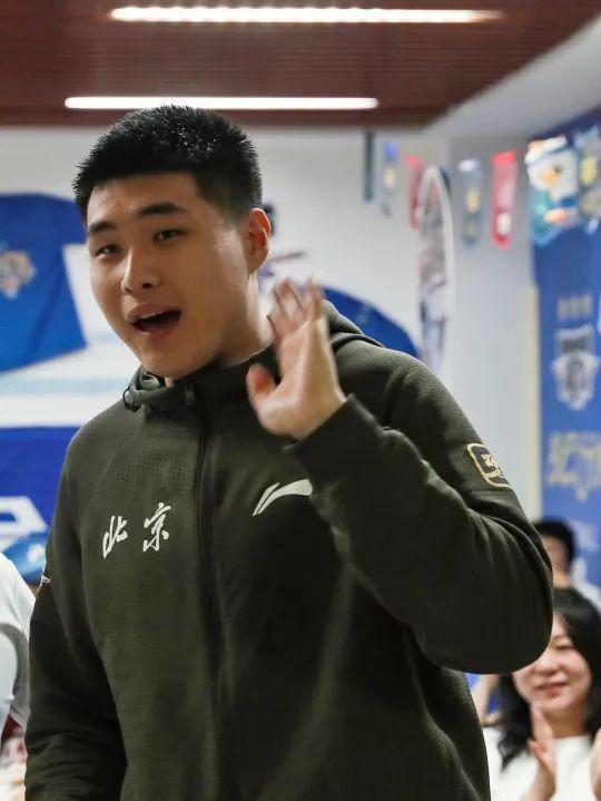 杭州与北京虽远，但挡不住球迷热情！首钢篮球俱乐部组织观赛活动