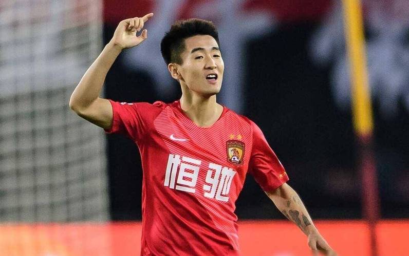 成都蓉城登顶中超积分榜，韦世豪闪耀却因性格难竞金靴