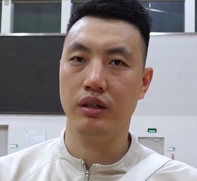 广厦拿下G2赛后采访：朱俊龙硬汉属性拉满，翟晓川谈防守难题