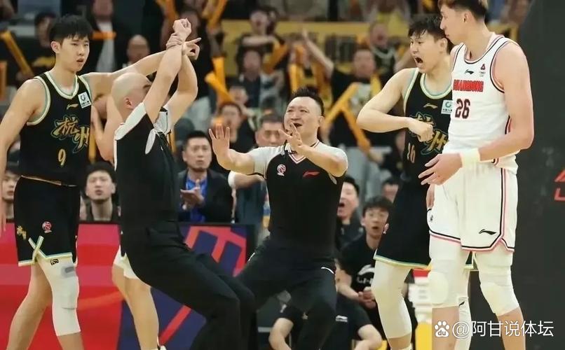 昨晚广厦虽赢但胜之不武，裁判闫军昏哨引球迷媒体吐槽