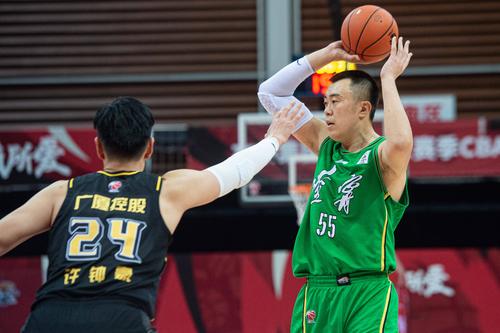 CBA总决赛硝烟再起：浙江广厦男篮主场力克北京首钢，扳平比分创历史