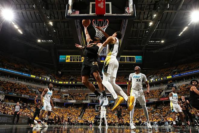 NBA东部半决赛G3：骑士强势反弹扳平总比分，马克斯-斯特鲁斯大放异彩