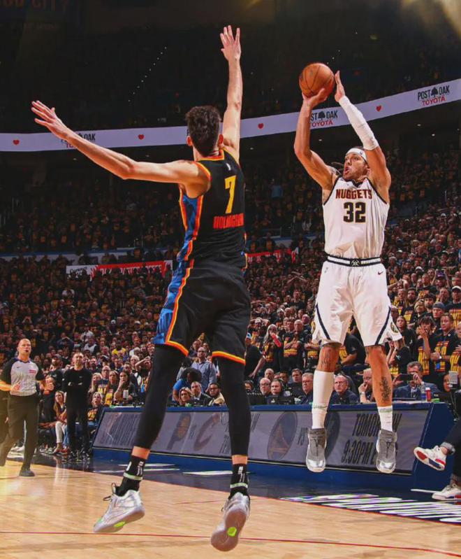 NBA 季后赛掘金主场迎战雷霆，系列赛激战正酣胜负关键在哪？