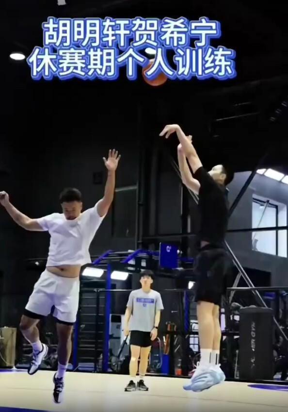 5月10日CBA总决赛阶段，广东队赛季完结，胡明轩积极训练获赞