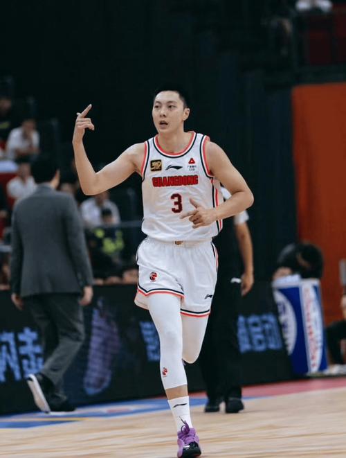 5月10日CBA总决赛阶段，广东队赛季完结，胡明轩积极训练获赞