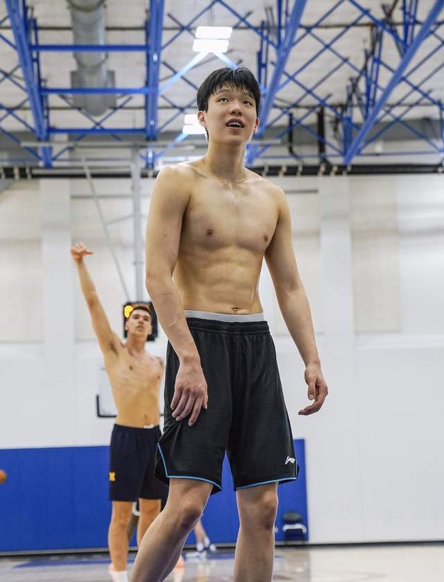 19岁杨瀚森美国备战NBA选秀，特训刻苦盼提升投篮增选秀前景