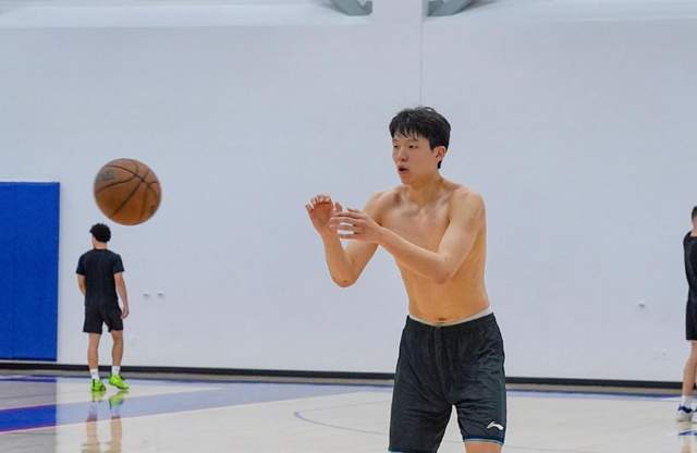 19岁杨瀚森美国备战NBA选秀，特训刻苦盼提升投篮增选秀前景