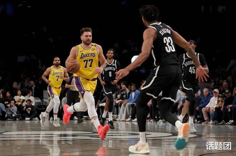 NBA夏季休赛期，洛杉矶湖人队重启与篮网队克拉克斯顿交易谈判